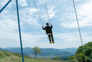 ブランコを漕ぐ画像